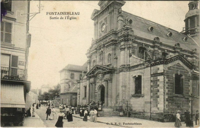 Carte postale ancienne Fontainebleau Sortie de l'Eglise France à Fontainebleau