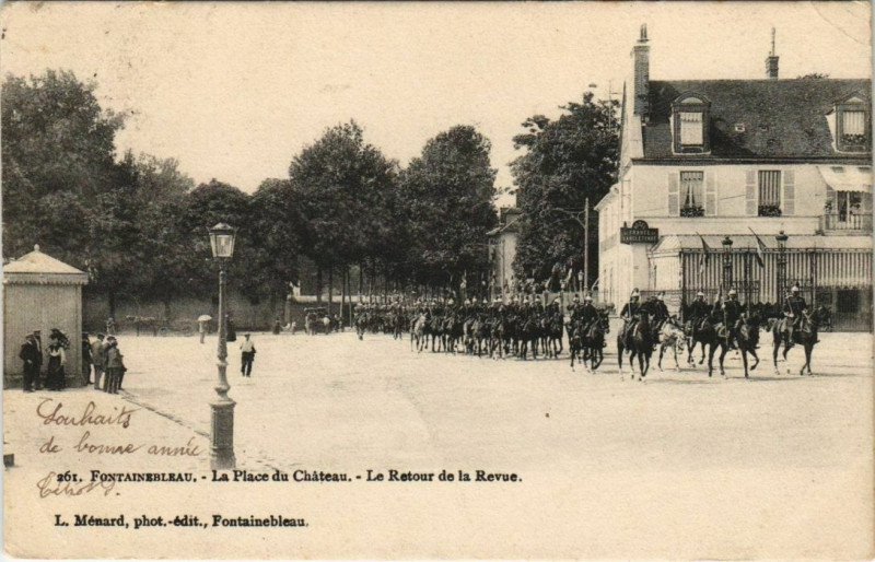 Carte postale ancienne Fontainebleau La Place du Chateau France à Fontainebleau