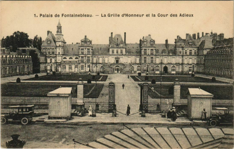 Carte postale ancienne Fontainebleau La Grille d'Honneur et la Cour France à Fontainebleau