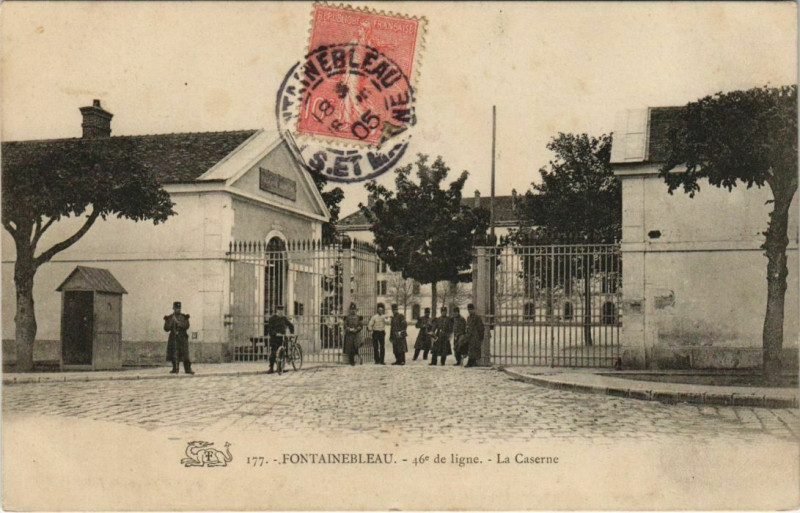 Carte postale ancienne Fontainebleau La Caserne France à Fontainebleau