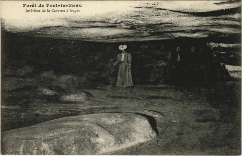 Carte postale ancienne Fontainebleau Interieur de la Caverne France à Fontainebleau
