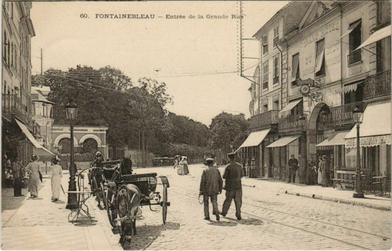 Carte postale ancienne Fontainebleau Entree de la Grande Rue France à Fontainebleau