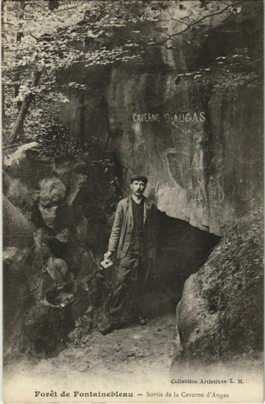 Carte postale ancienne Fontainebleau Sortie de la Caverne d'Augas France à Fontainebleau