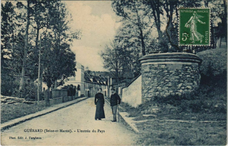 Carte postale ancienne Guerard L'Entrée du Pays à Guérard