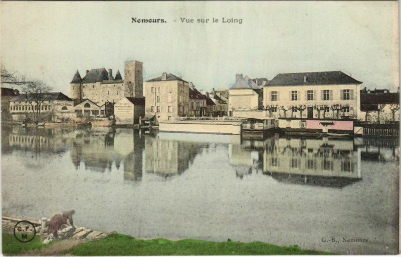 Carte postale ancienne Nemours Vue sur le Loing à Nemours