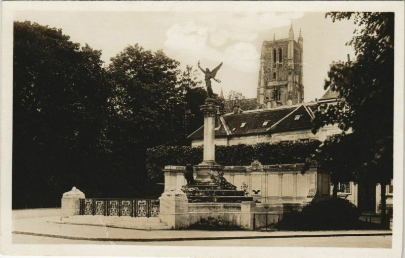 Carte postale ancienne Meaux - Monument aux Morts à Meaux