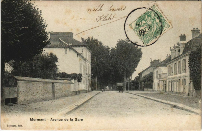 Carte postale ancienne Mormant - Avenue de la Gare à Mormant