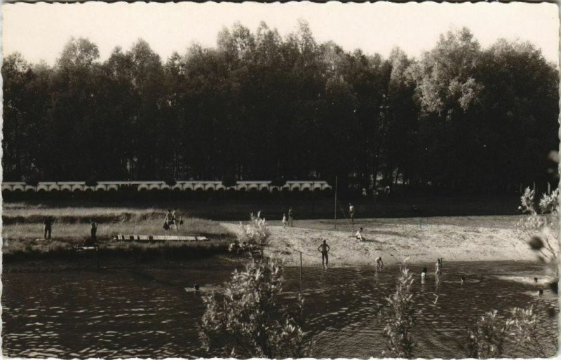 Carte postale ancienne Dammarie-les-Lys Sa plage et ses terrains de camping à Dammarie-les-Lys