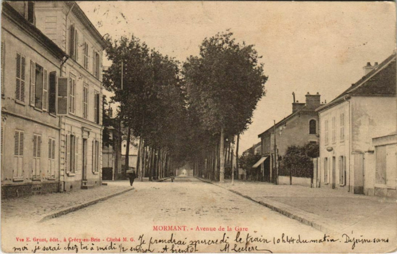 Carte postale ancienne Mormant - Avenue de la Gare à Mormant