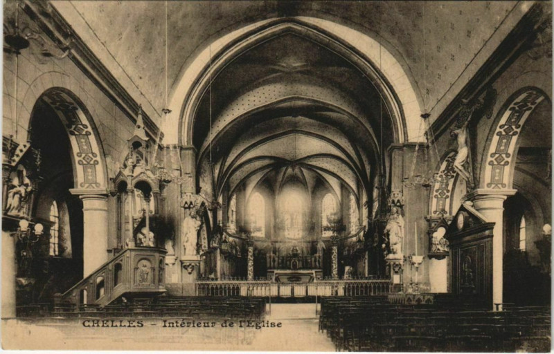Carte postale ancienne Chelles - Interieur de l'Eglise à Chelles