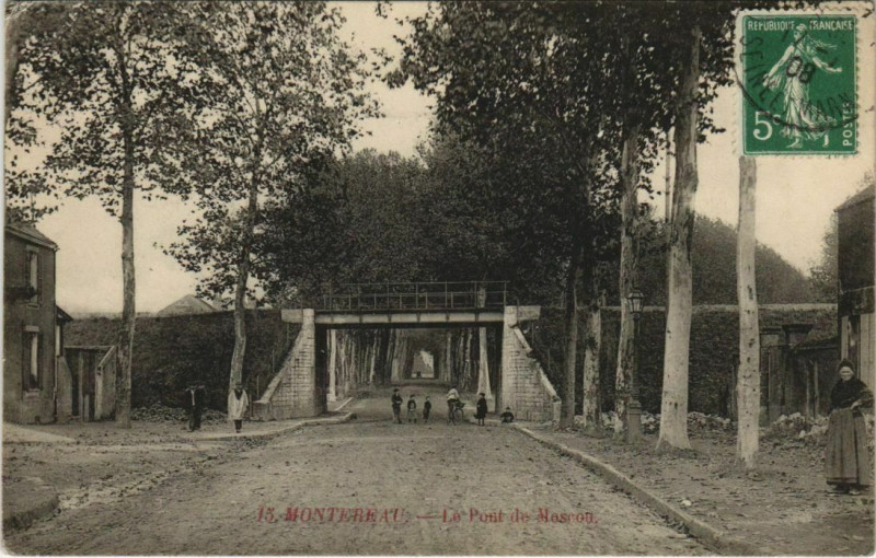 Carte postale ancienne Montereau - Le Pont de Moscon