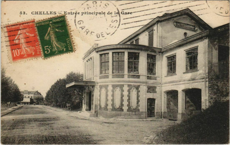 Carte postale ancienne Chelles - Entrée principale de la Gare à Chelles