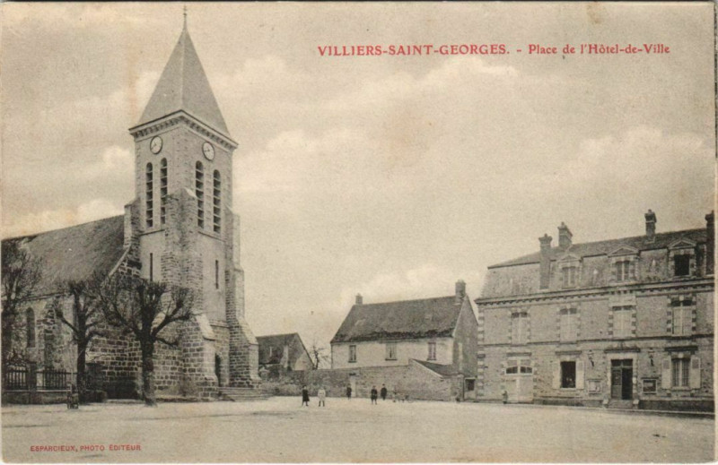 Carte postale ancienne Villiers-St.georges - Place de l'Hotel-de-Ville