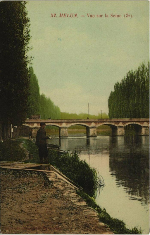 Carte postale ancienne Melun - Vue sur la Seine à Melun