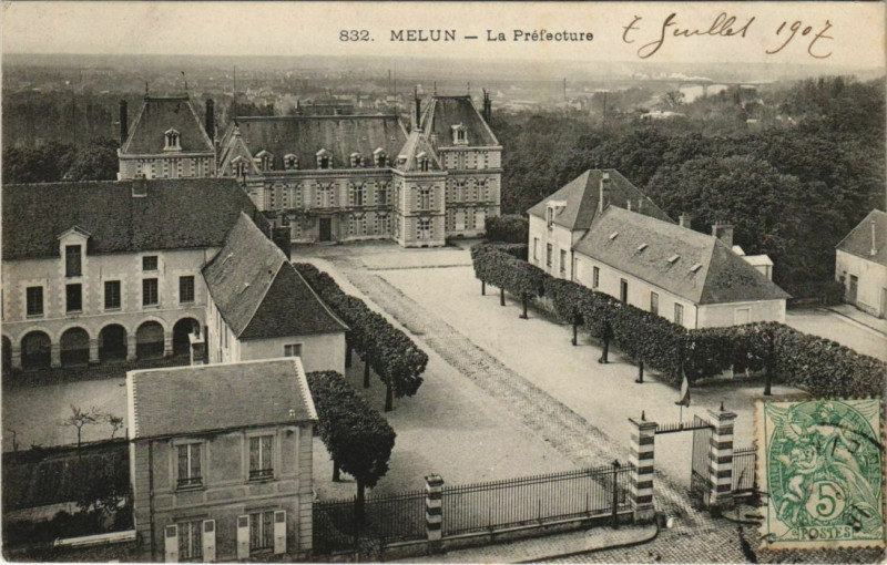 Carte postale ancienne Melun - La Prefecture à Melun