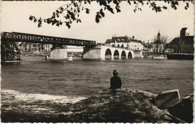 Carte postale ancienne Saint-Mammes Le Pont et la Seine à Saint-Mammès