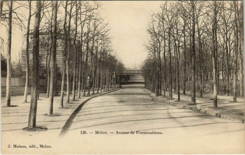 Carte postale ancienne Melun - Avenue de Fontainebleau. à Melun