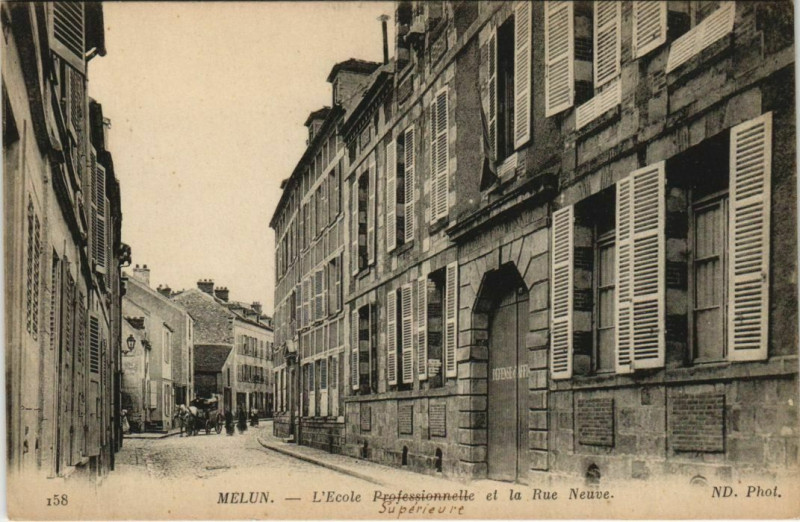 Carte postale ancienne Melun - L'Ecole Superieure et la Rue Neuve à Melun