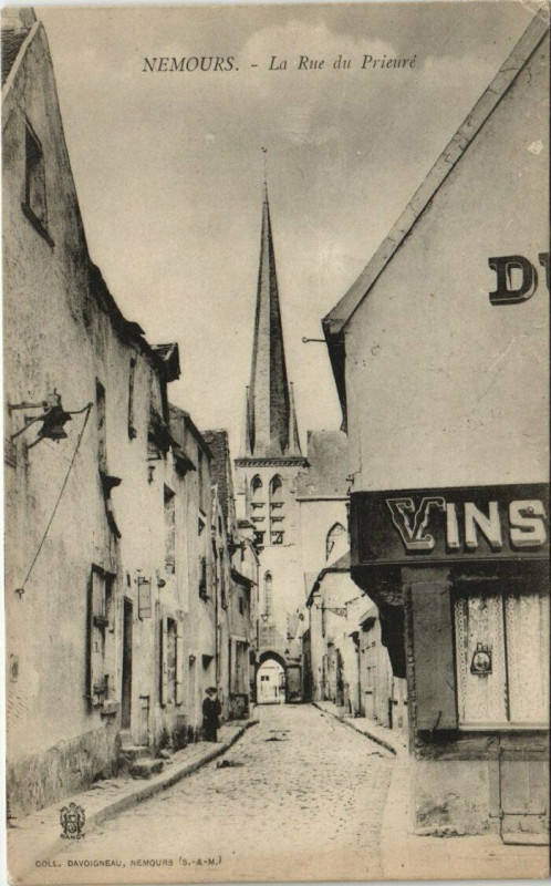 Carte postale ancienne Nemours - La Rue du Prieure à Nemours