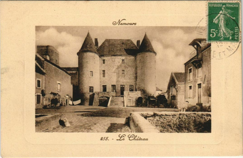 Carte postale ancienne Nemours - Le Chateau à Nemours