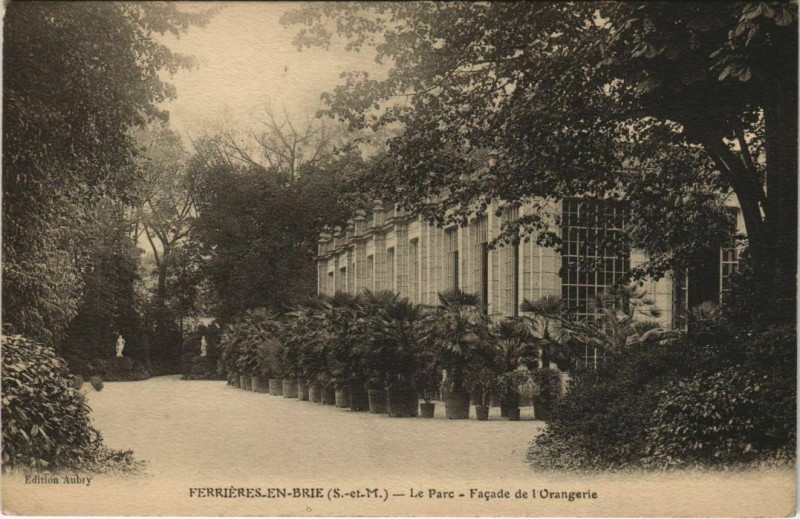 Carte postale ancienne Ferrieres-en-Brie - le Parc - Facade de l'Orangerie à Ferrières-en-Brie