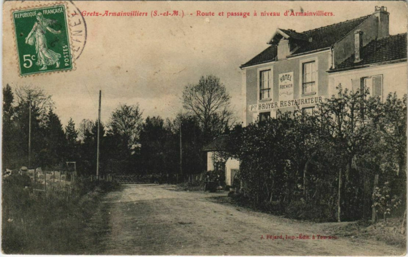 Carte postale ancienne Gretz-Armainvilliers - Route et passage a niveau d'Armainvilliers à Gretz-Armainvilliers