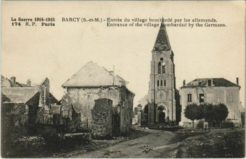 Carte postale ancienne Barcy - Entrée du village bombarde par les allemands à Barcy