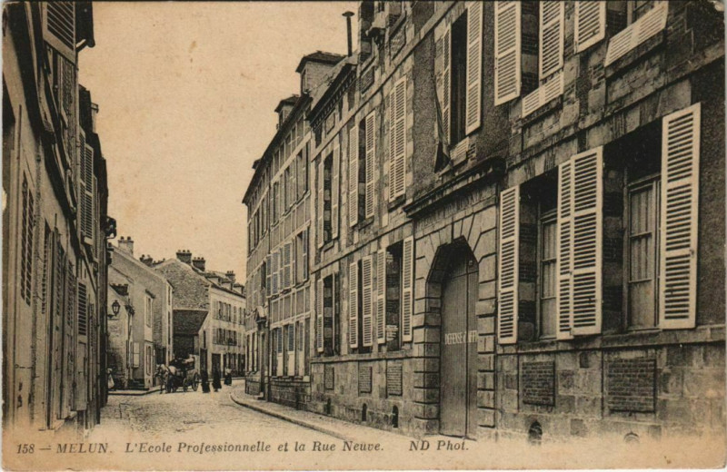 Carte postale ancienne Melun L'Ecole Professionnelle et la Rue Neuve à Melun