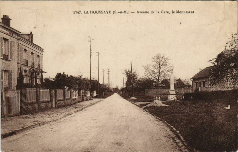 Carte postale ancienne La Houssaye - Avenne de la Gare le Monument