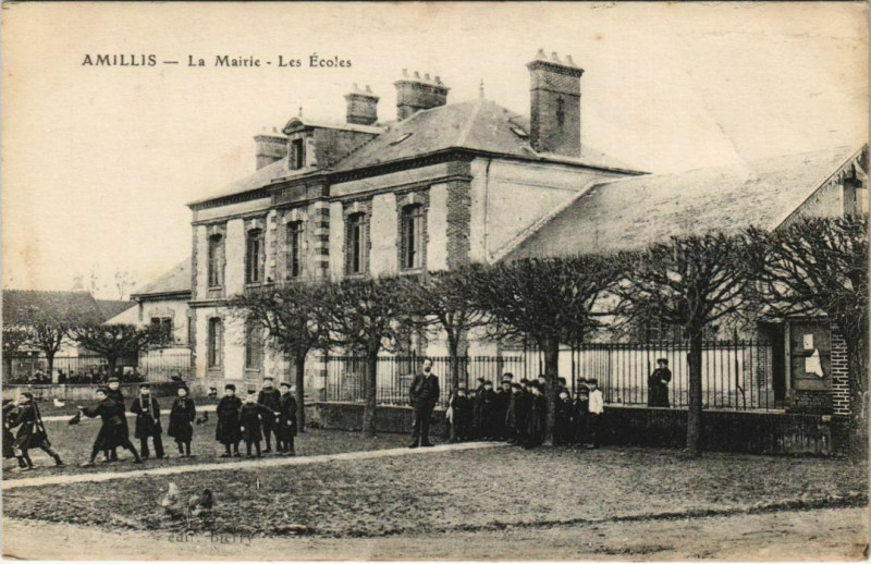 Carte postale ancienne Amillis - La Mairie - Les Ecoles à Amillis