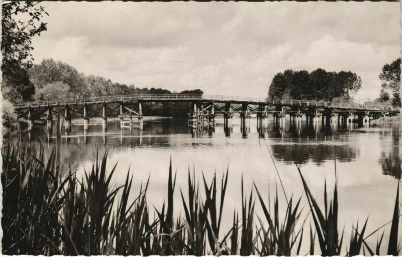 Carte postale ancienne Herme - Le Pont à Hermé