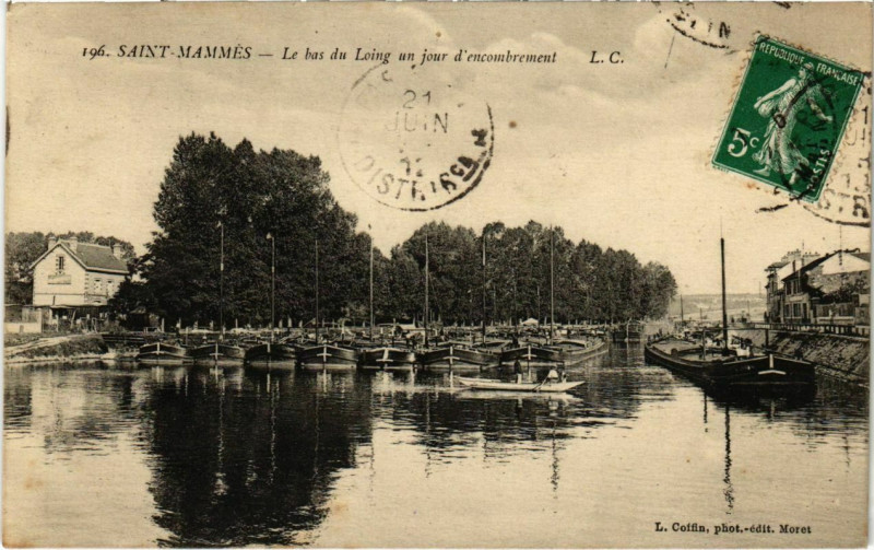 Carte postale ancienne Saint-Mammes Le Bas du Loing un jour d'encombrement à Saint-Mammès