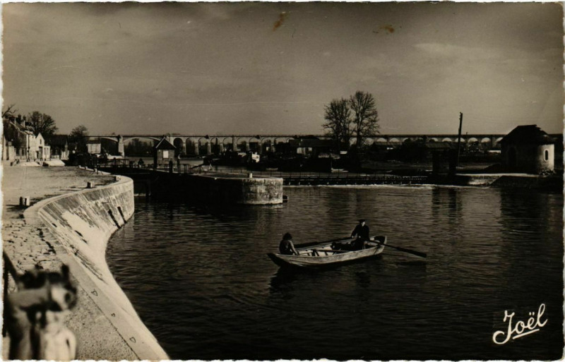 Carte postale ancienne Saint-Mammes Ecluse et le barrage sur le Loing à Saint-Mammès