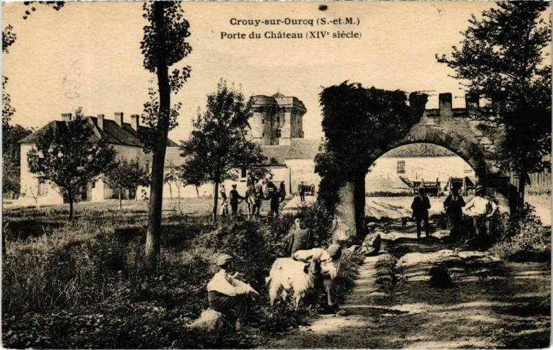 Carte postale ancienne Crouy-sur-Ourcq - Porte du Chateau  à Crouy-sur-Ourcq