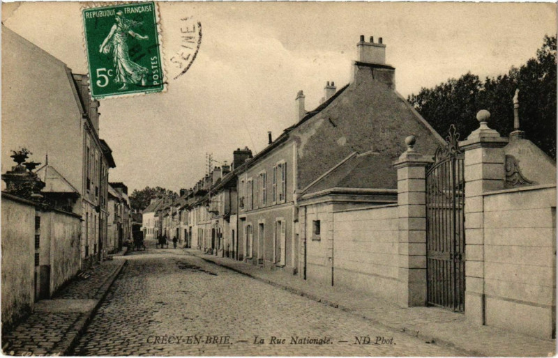 Carte postale ancienne Crecy-en-Brie - La Rue Nationale 