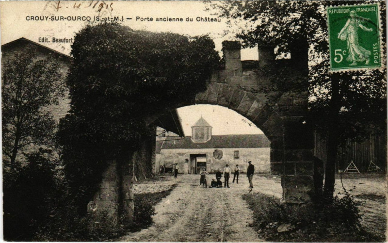Carte postale ancienne Crouy-sur-Ourcq - Porte Ancienne du Chateau  à Crouy-sur-Ourcq