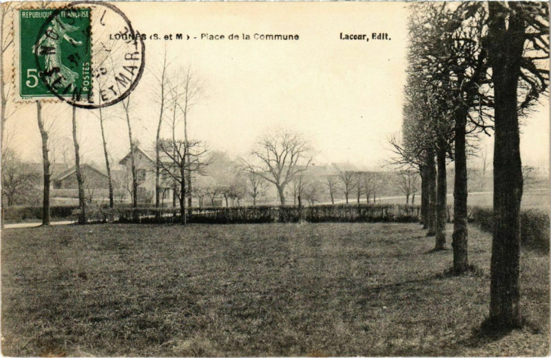 Carte postale ancienne Place de la Commune à Lognes