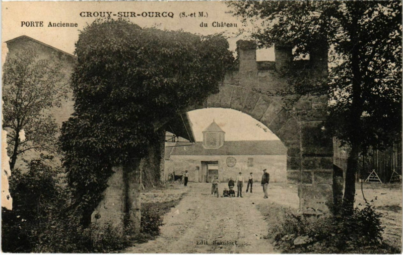 Carte postale ancienne Crouy-sur-Ourcq - Porte Ancienne du Chateau  à Crouy-sur-Ourcq
