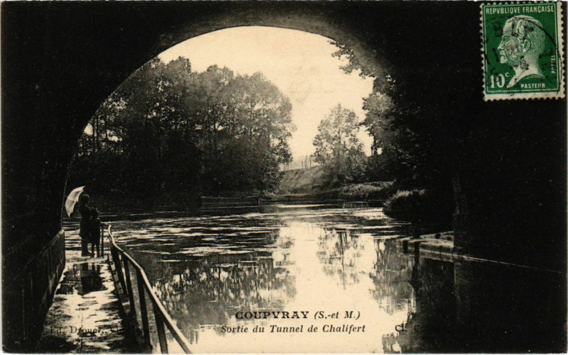 Carte postale ancienne Coupvray - Sortie du Tunnel de Chalifert  à Chalifert