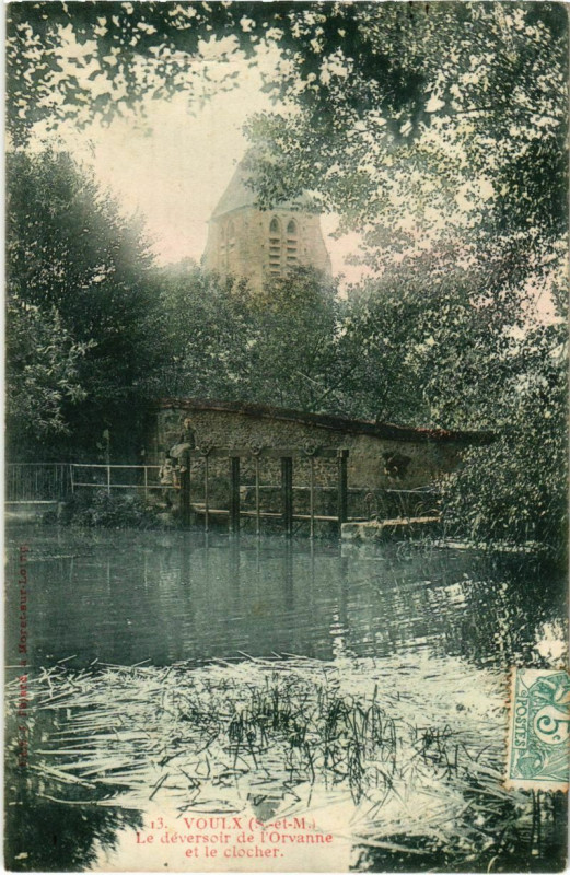 Carte postale ancienne Voulx - Le Deversoir de l'Orvanne et le Clocher  à Voulx
