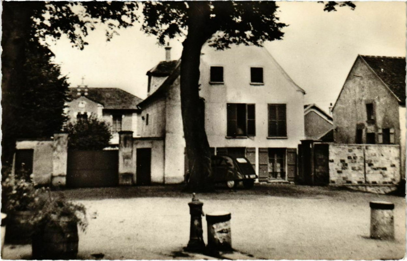 Carte postale ancienne Chessy - Le Prieure vu de la Place  à Chessy