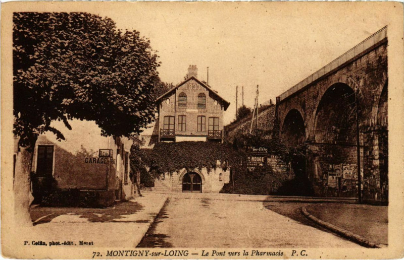 Carte postale ancienne Montigny-sur-Loing - Le Pont vers la Pharmacie  à Montigny-sur-Loing