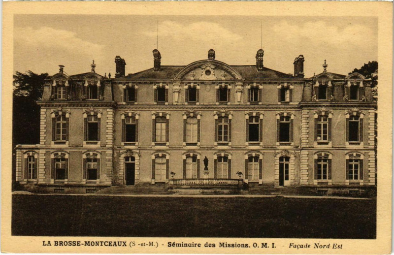 Carte postale ancienne La Brosse-Montceaux - Seminaires des Missions - Facade Nord Est  à La Brosse-Montceaux