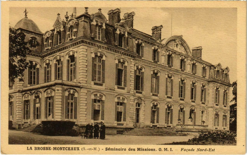 Carte postale ancienne La Brosse-Montceaux - Seminaires des Missions - Facade Nord-Est  à La Brosse-Montceaux
