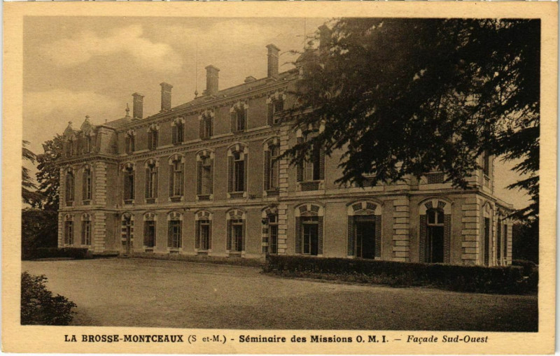 Carte postale ancienne La Brosse-Montceaux - Seminaires des Missions - Facade Sud-Ouest  à La Brosse-Montceaux