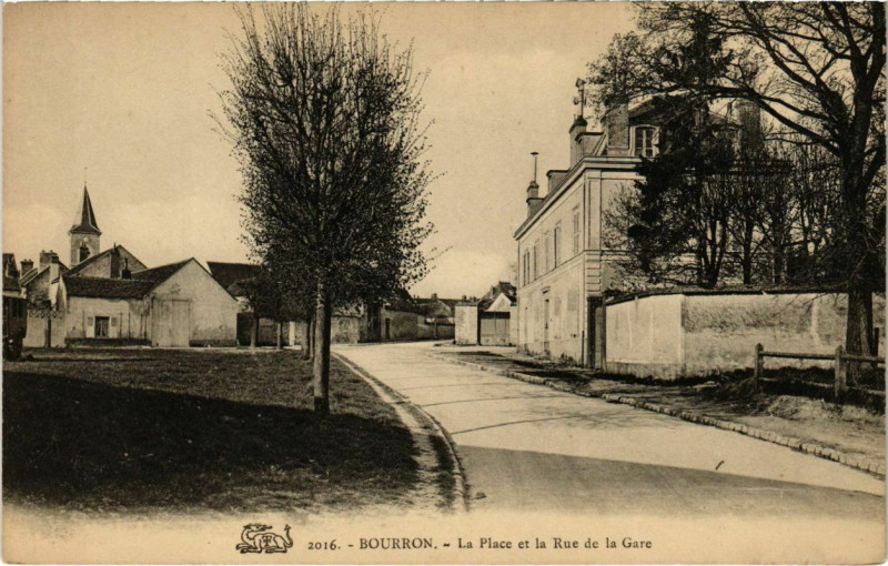 Carte postale ancienne Bourron - La Place et la Rue de la Gare 