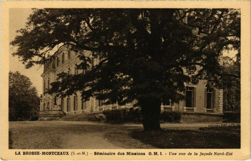 Carte postale ancienne La Brosse-Montceaux - Seminaires des Missions - Facade Nord Est  à La Brosse-Montceaux