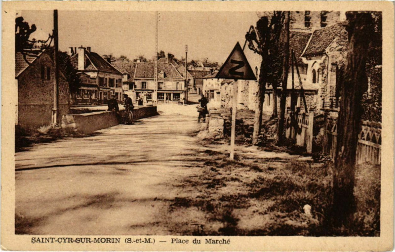 Carte postale ancienne Saint-Cyr-sur-Morin - Place du Marche  à Saint-Cyr-sur-Morin