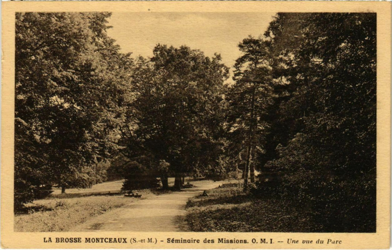 Carte postale ancienne La Brosse-Montceaux - Seminaires des Missions - Une Vue du Parc  à La Brosse-Montceaux