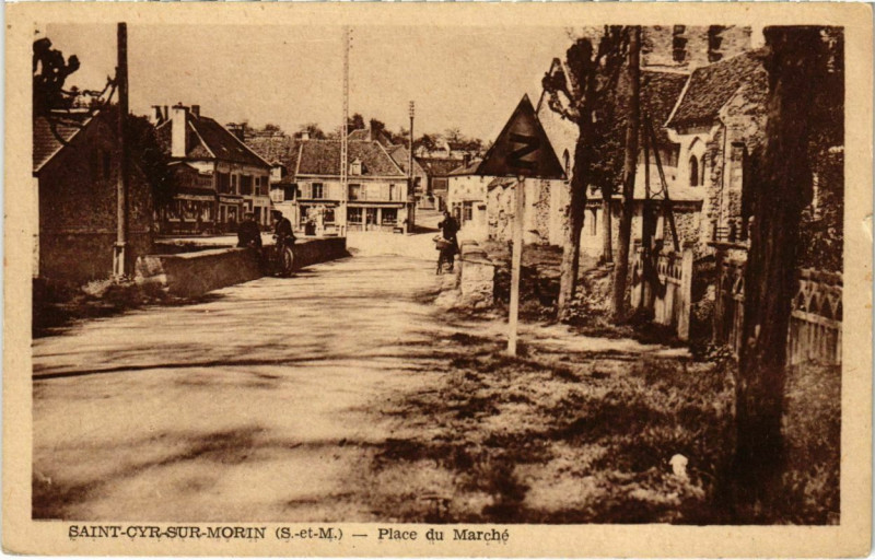 Carte postale ancienne Saint-Cyr-sur-Morin - Place du Marche  à Saint-Cyr-sur-Morin